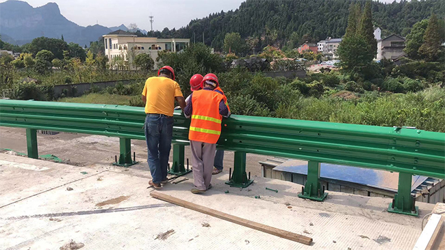 宁夏高速公路护栏板的维护确保道路安全的关键环节