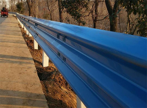 宁夏公路波形护栏板的优点